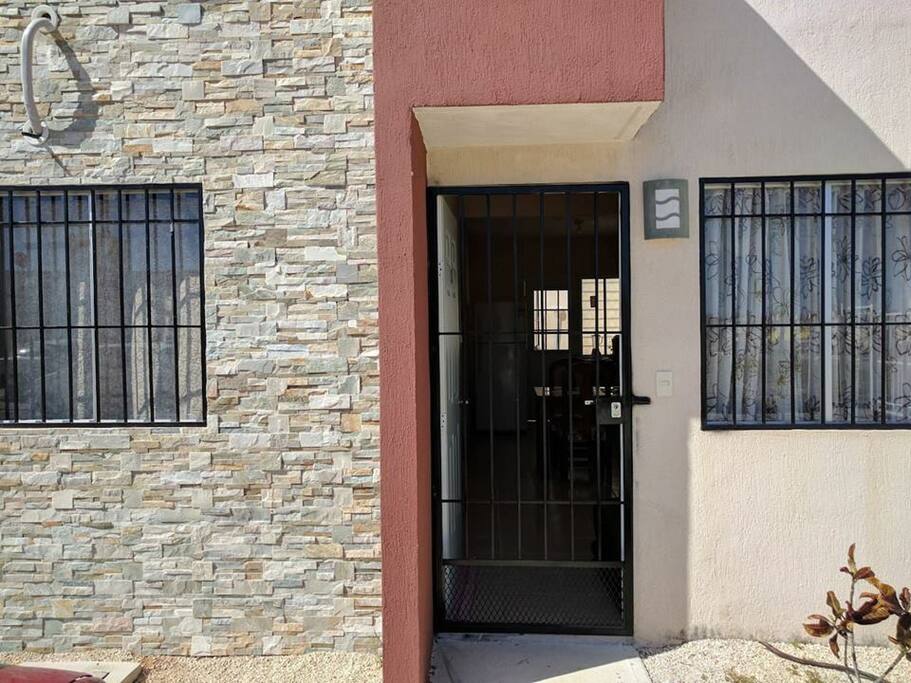 CÓMODA CASA PARA DESCANSAR, ESTA UBICADA A 15 MINUTOS DE PLAYA DEL CARMEN Y 20 MINUTOS DE TULUM, FRENTE AL COMPLEJO TURÍSTICO PUERTO AVENTURAS...