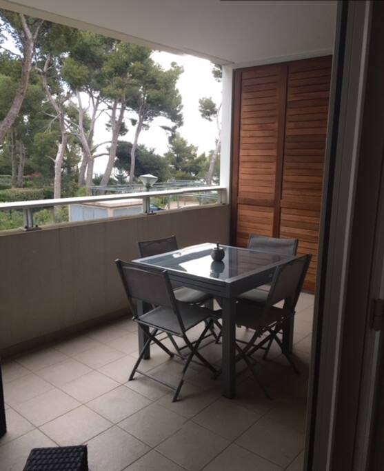 Coin repas sur la terrasse