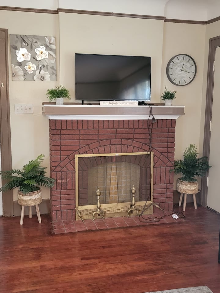 Lovely 2 Bedroom Unit With Internet & Fireplace - Detroit, MI