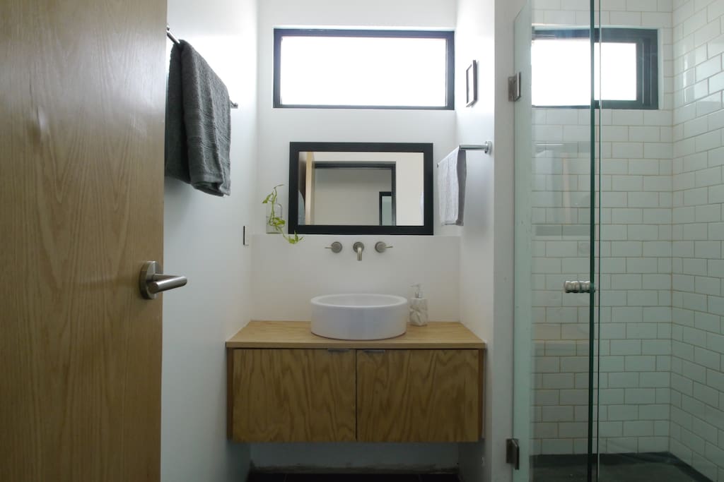 Baño privado (fuera de la habitación) con acabados nuevos.