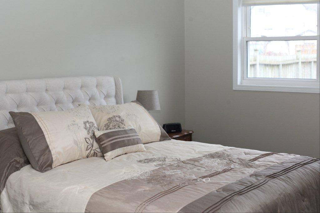 1st bedroom. Queen size bed.