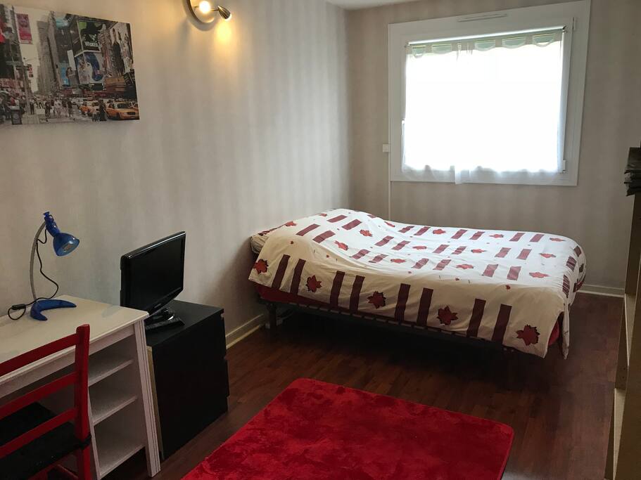 Grande chambre avec dressing wifi et télé