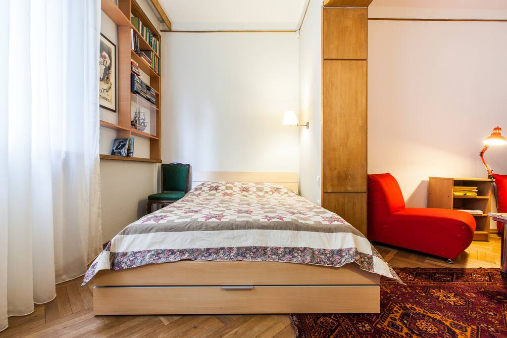 Comfortable new bed with 140X190 cm quality mattress.