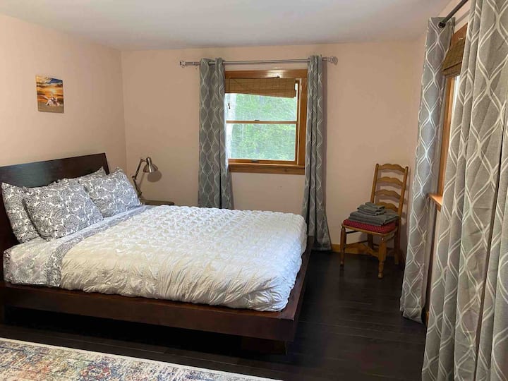 Spavaća soba br. 3 s bračnim krevetom i bračnim krevetom na drugom katu. Tri prozora s pogledom na mirnu vodu i šumu. 

