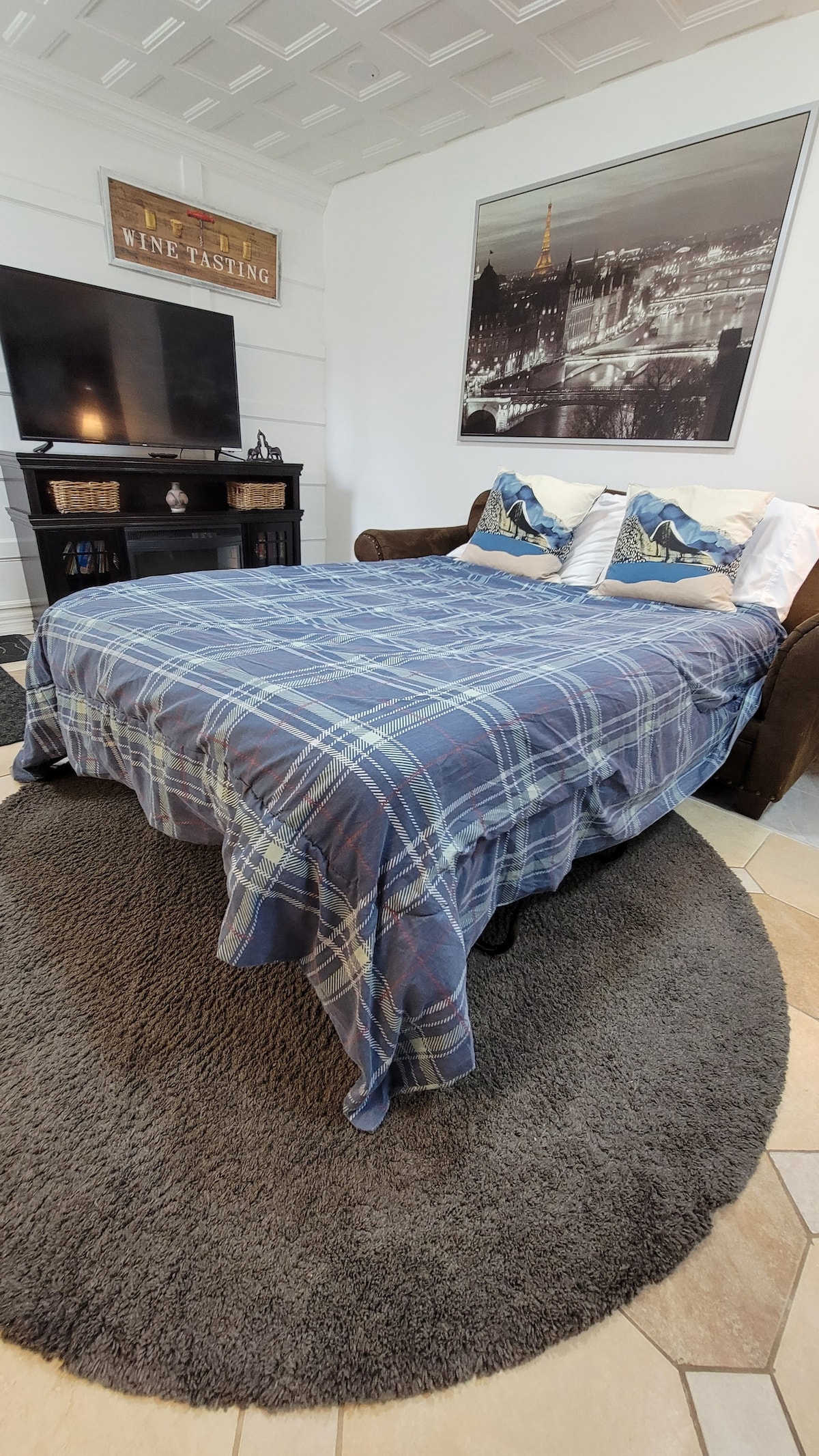 De familietelevisie is voorzien van een grote flatscreen TV, een gezellige bank en een slaapbank voor extra slaapruimte. Zachte verlichting, sierkussens en een mediaconsole zorgen voor een comfortabele, multifunctionele ruimte voor ontspanning en gasten.