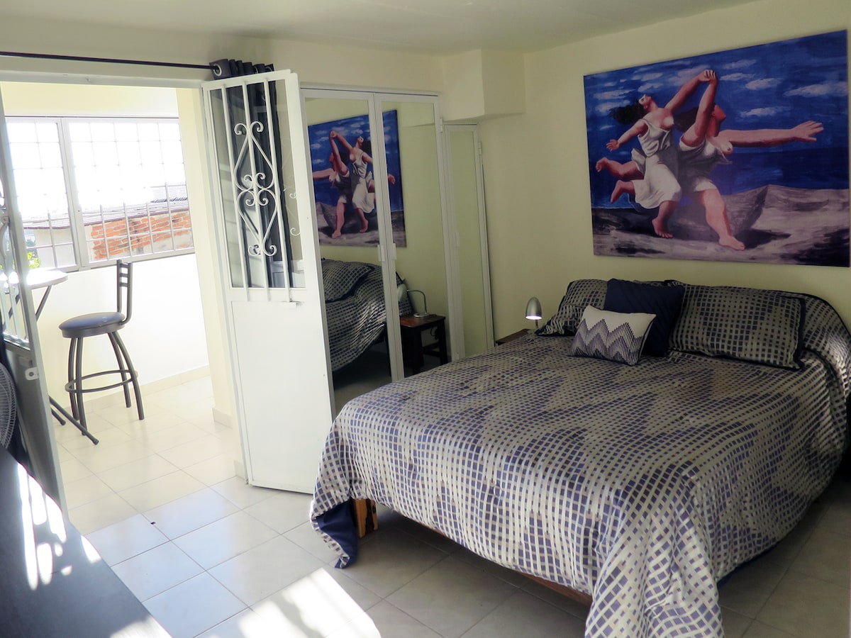 غرفة مع شرفة خاصة