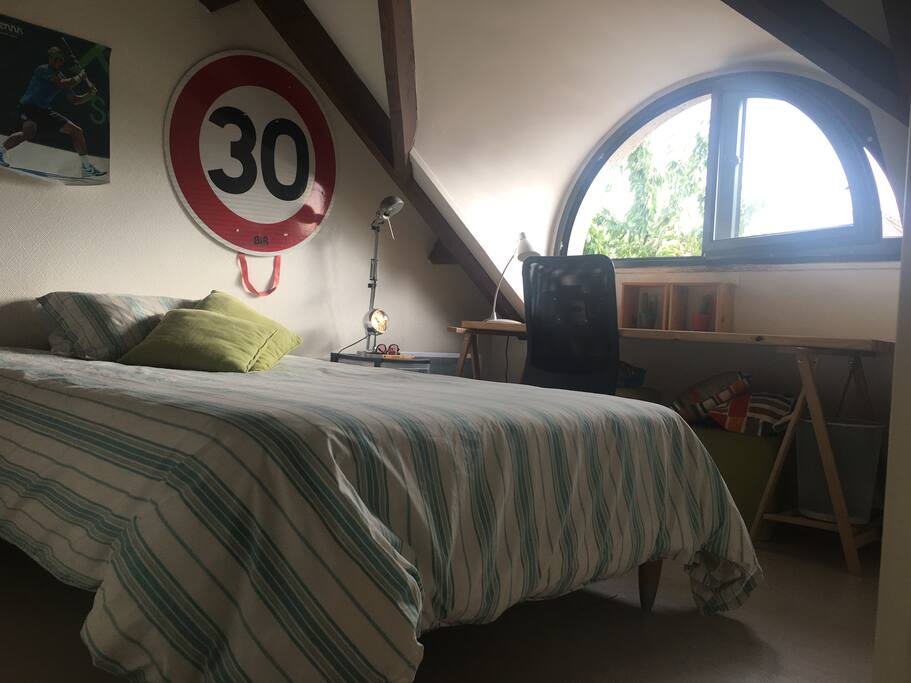 Chambre avec bureau table de nuit lit double