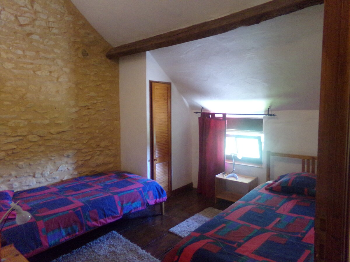 kamer met twee eenpersoonsbedden