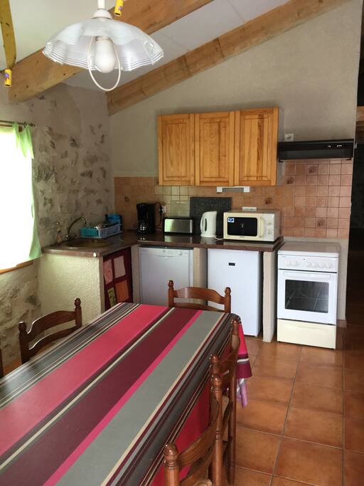 Another photo of the kitchen