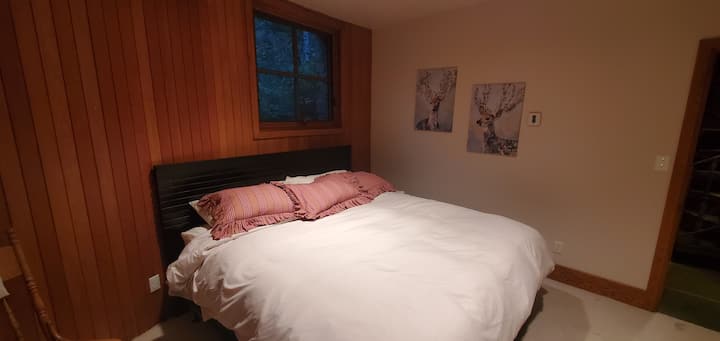 主卧配备加大双人床。