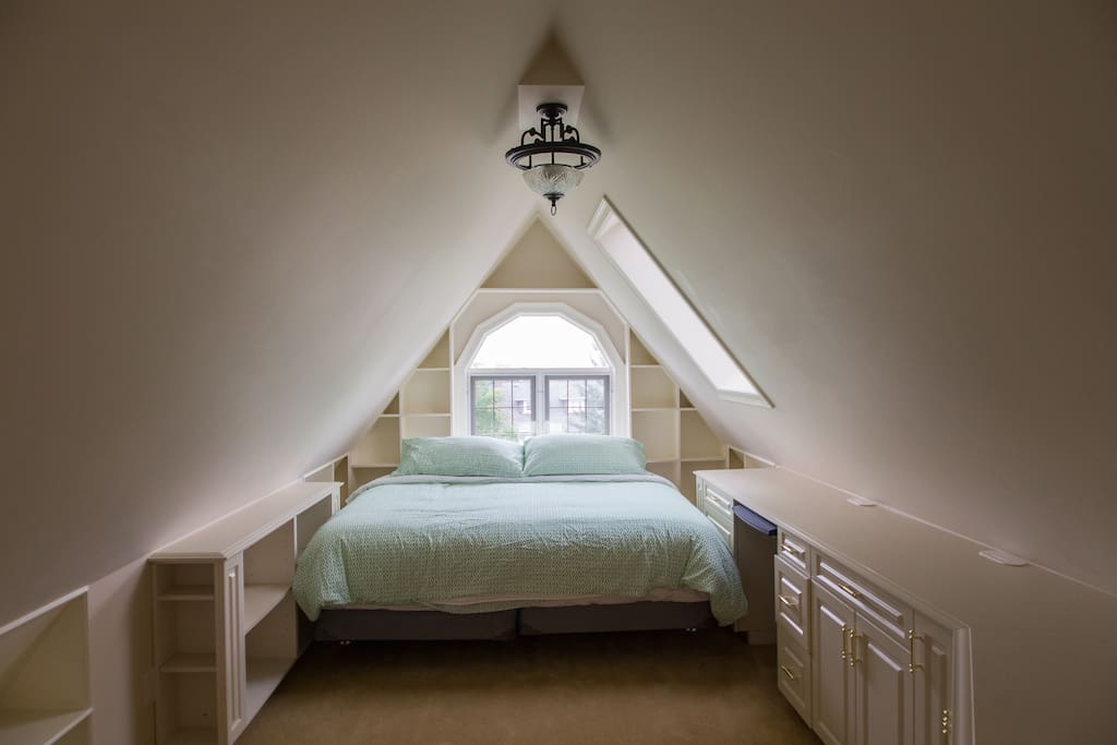 Cozy and spacious. King sized bed with view, skylight & fireplace