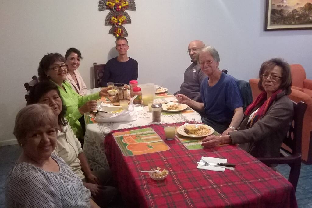 Cena internacional entre personas de Venezuela, Ecuador, Colombia, E.E.U.U. ,Alemania e Italia.