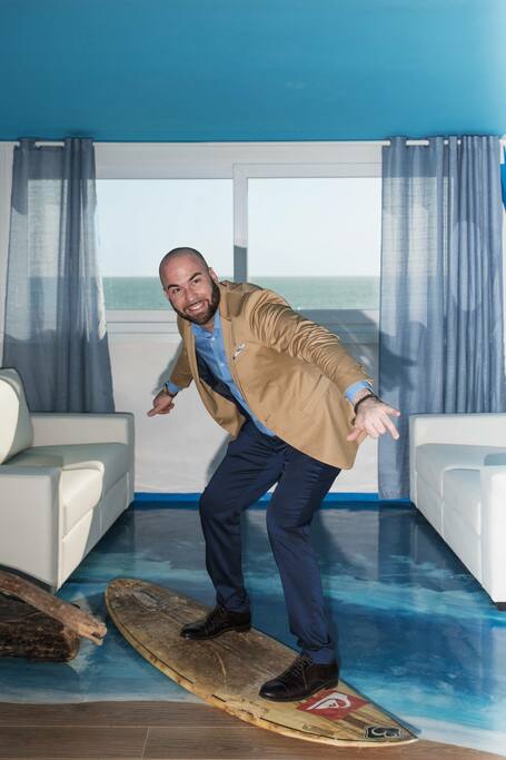 lavorazione in resina, onda di mare in casa sul salone vista mare