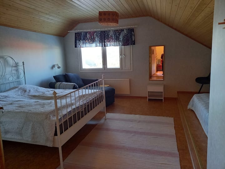 Ზემოთ მდებარე მეორე საძინებელში არის 160 სმ სიგანის ორადგილიანი საწოლი და 90 სმ-იანი ზამბარიანი ლეიბი. Საჭიროებისამებრ, ბავშვს შეუძლია დამატებითი საწოლის მიღება დივანისგან. 