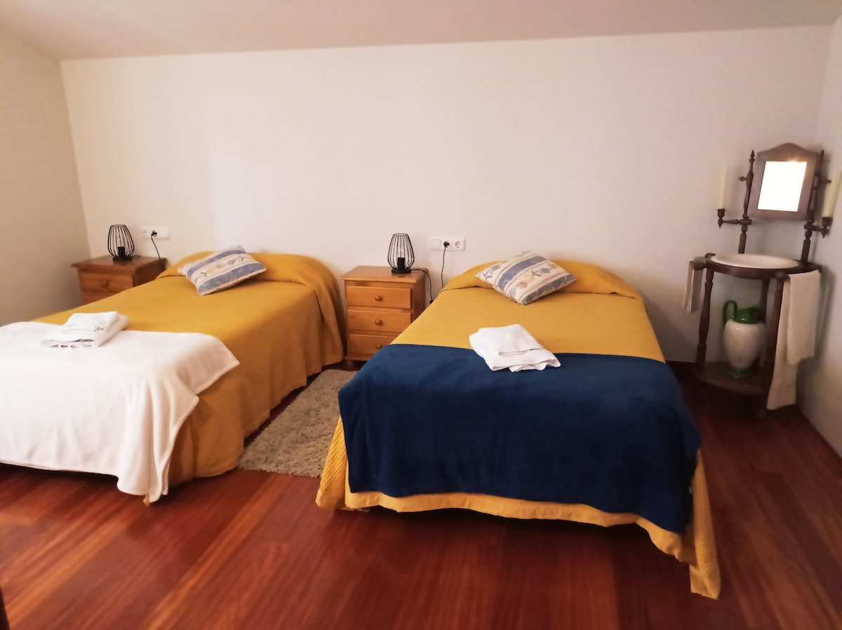 غرفة تضم سريرين صغيرين