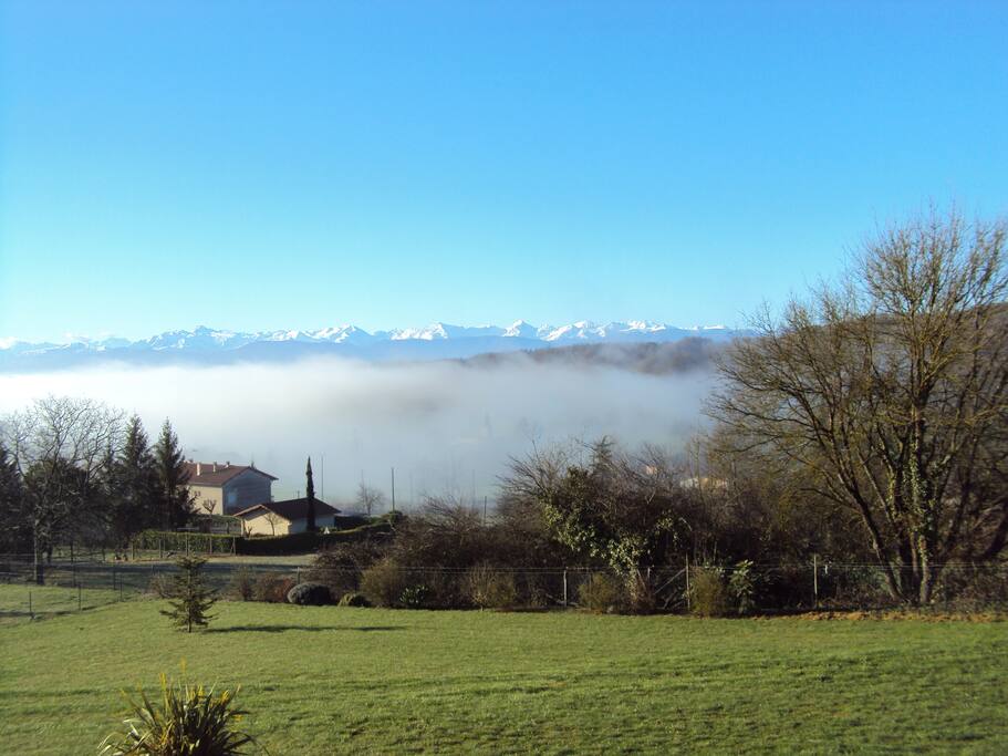 VUE SUR LES PYRENEES