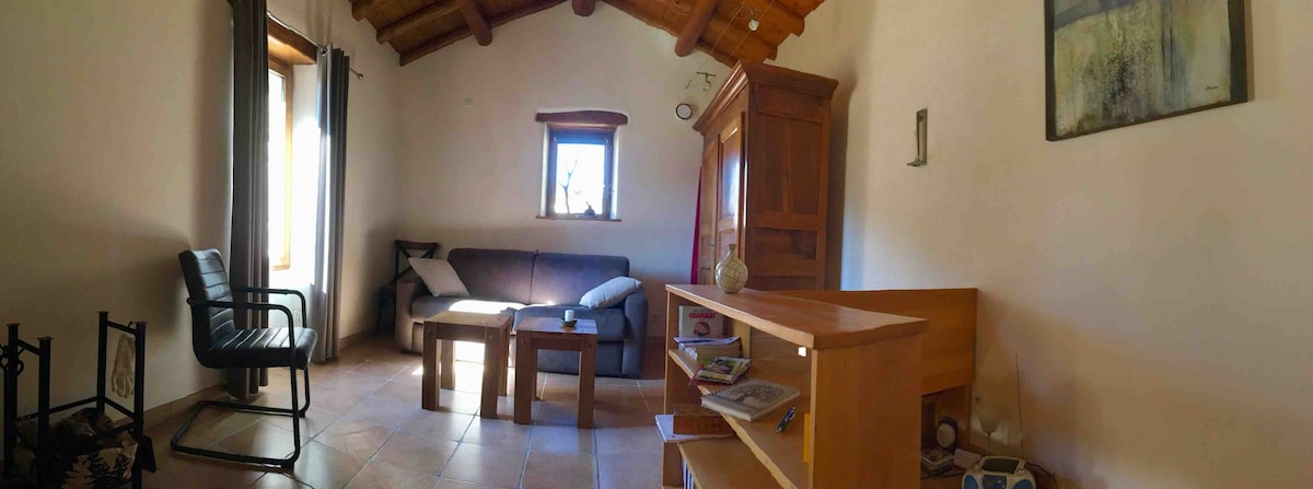 סלון בגודל 15 מטר מרובע עם ספה נפתחת 140 נוחה מאוד ותנור שוודי