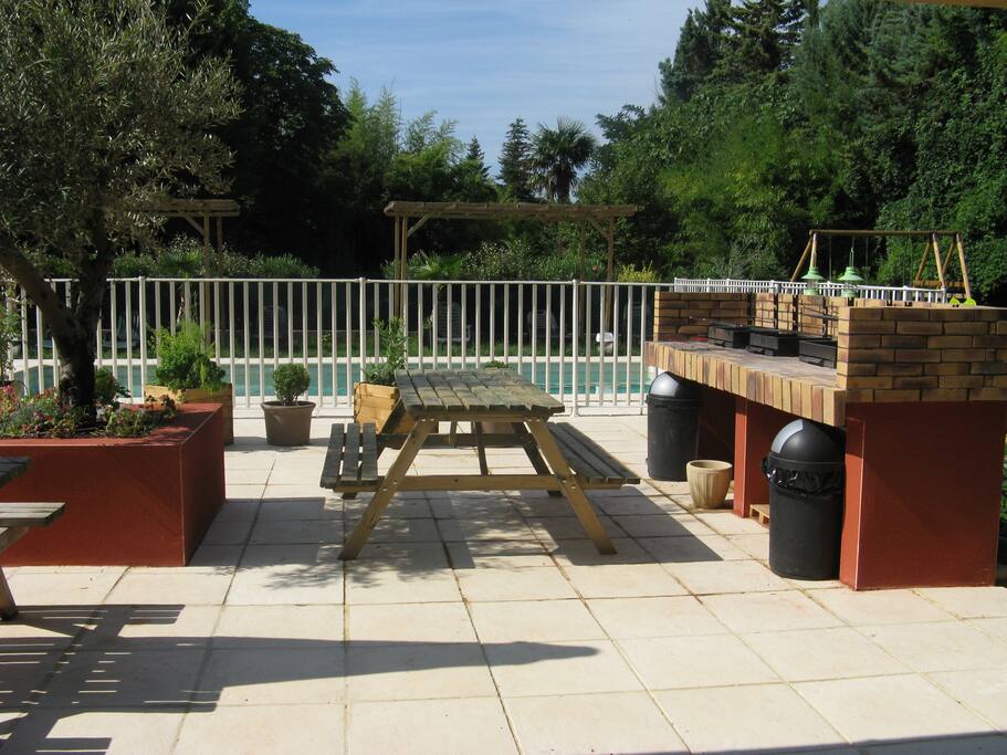 Patio avec barbecues