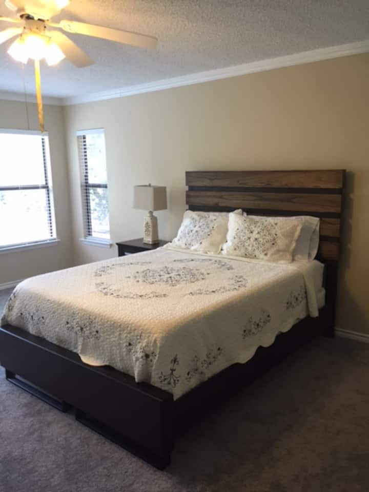 Hlavná spálňa s posteľou plnej veľkosti