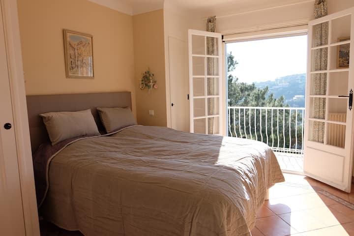 Главна спална соба. Нова бања и балкон со вечерно сонце.