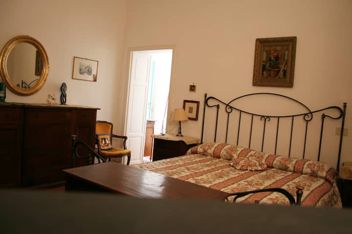 غرفة النوم الرئيسية (عرض 2)
مدير الكاميرا (فيستا 2)