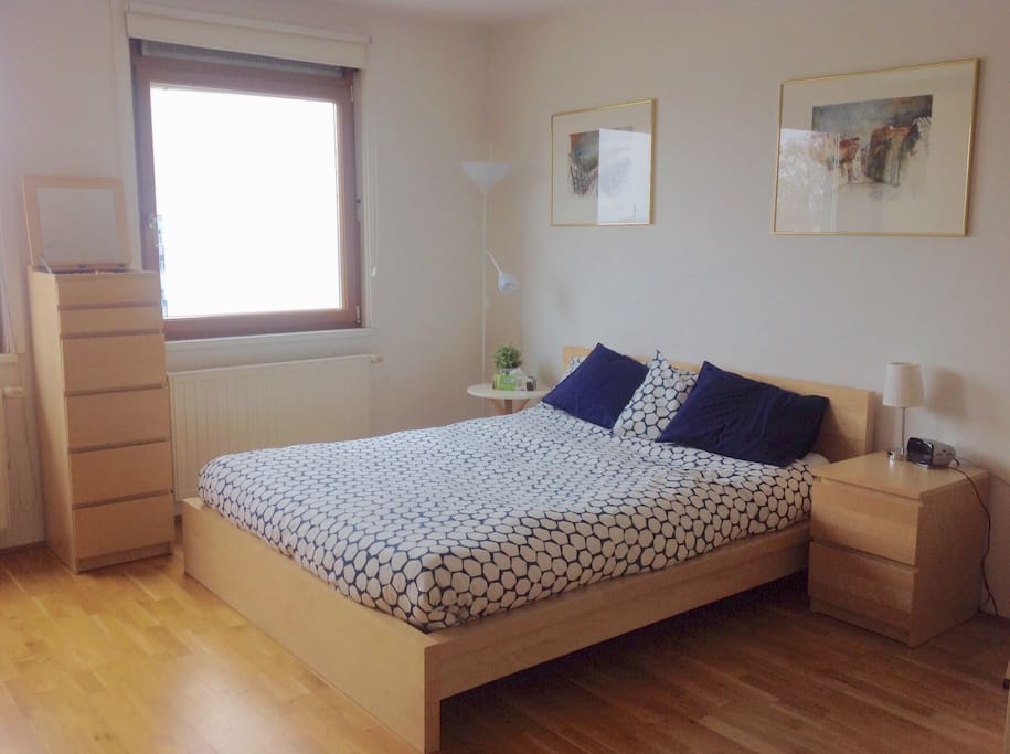 Double bed with windows facing the Danube