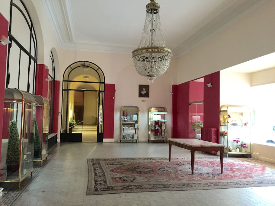 Entrée de la résidence "Le Carlton", qui fût le hall d'accueil du palace " Le Carlton" voici encore 25 ans.