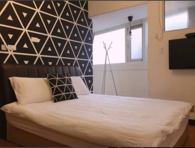 每日消毒 獨立套房自助入住•逢甲・宿•{B}手繪黑白三角電梯自助2-3人大套房 3分鐘走路到逢甲夜市