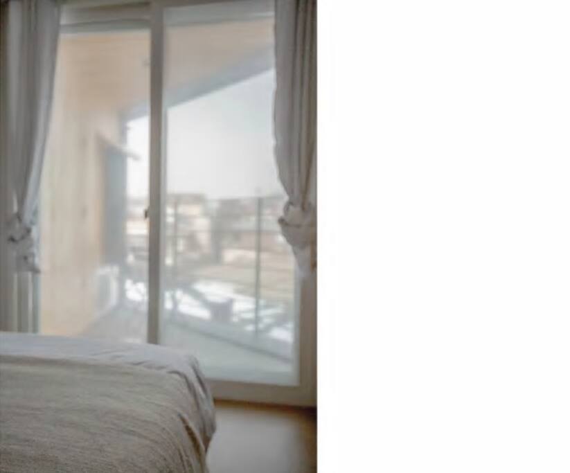 Room with a queen size bed
