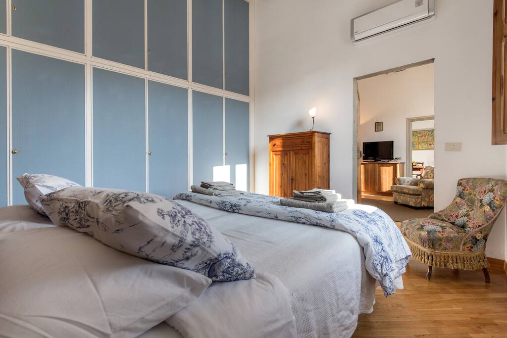The bedroom and its big guardarobe