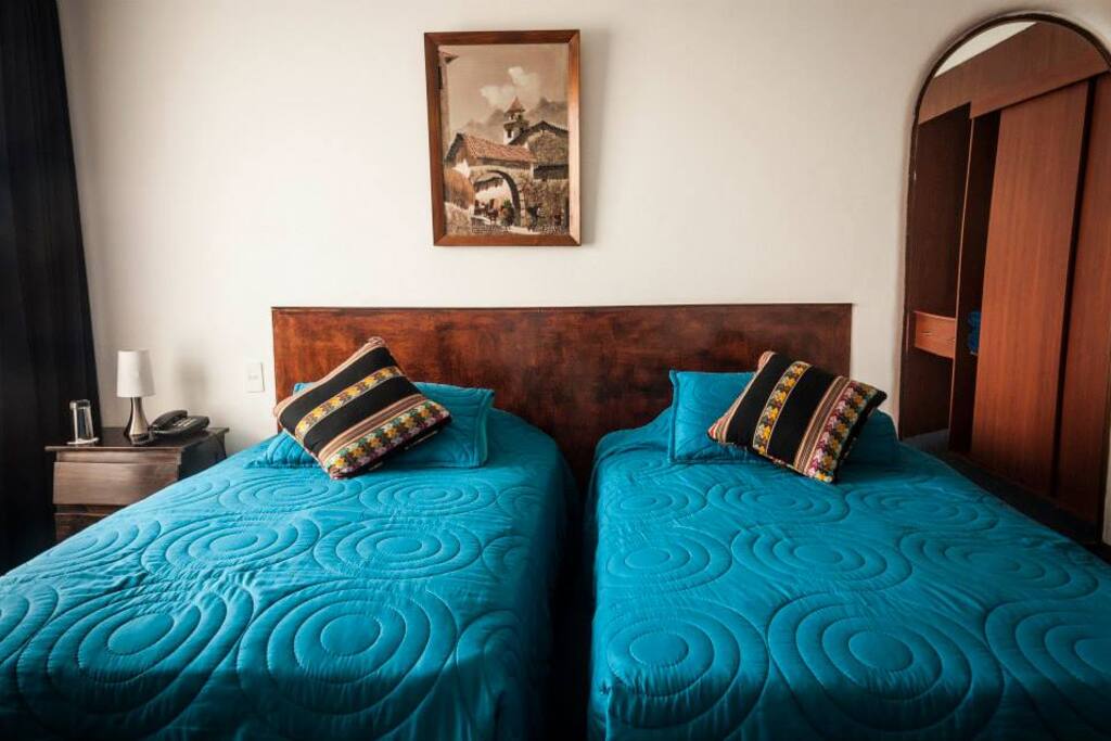 Habitación amoblada con camas individuales, televisor estandar con cable, telefono, baño privado y completo con agua caliente.