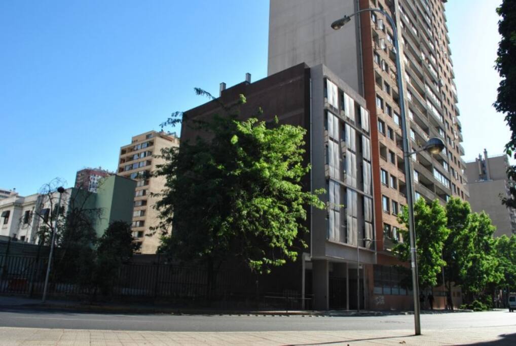 Edificio Nuevo destinado a Apart- Hotel.
Estamos ubicado entre San Isidro y Santa Rosa.