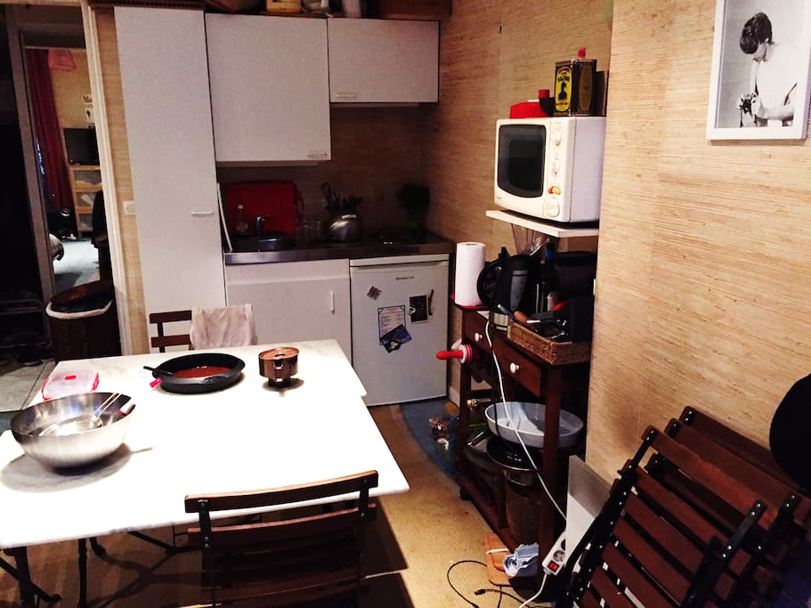 Fully-equiped kitchen with a nice dining table