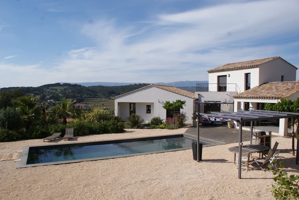 coté piscine avec vue sur les vignobles