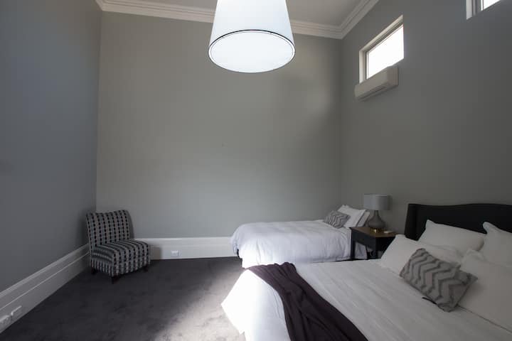 Dhomë gjumi 3 - Krevat dopio "king" dhe krevat tek