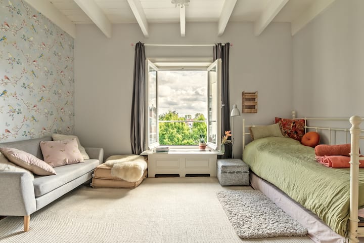 Заден етаж Спалня 3  с единично легло и допълнителни матраци, стойка за дрехи