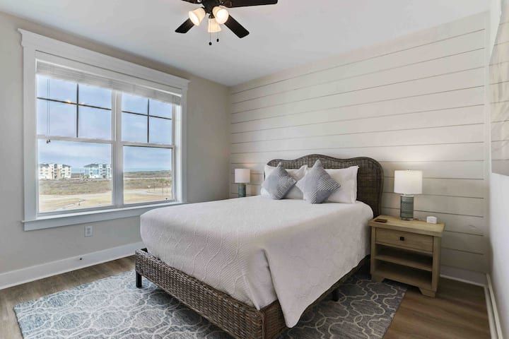 第二间客房，可欣赏弯曲墙和海湾景观。全新记忆泡沫床垫。陶瓷谷仓家具。