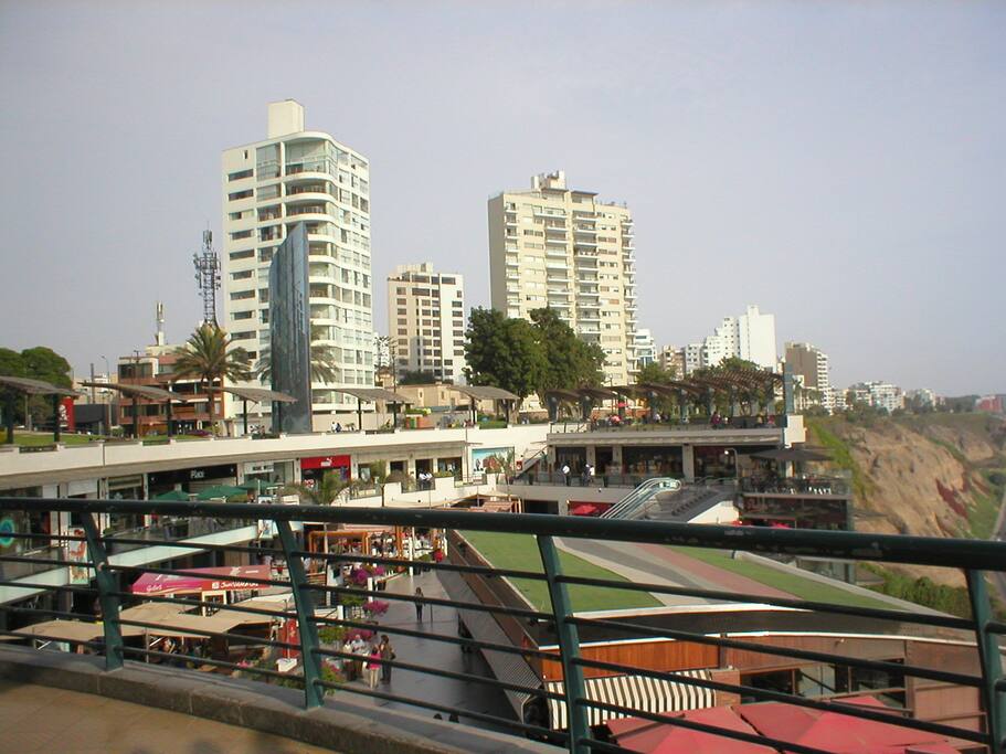Larcomar es un centro comercial al aire libre con hermosa vista al mar, simulando un crucero.