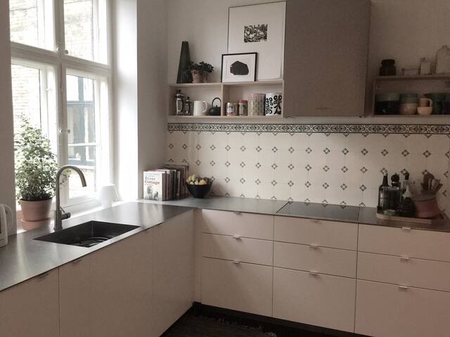 Charmerende og rummelig på skønne Frederiksberg C gallery image 2