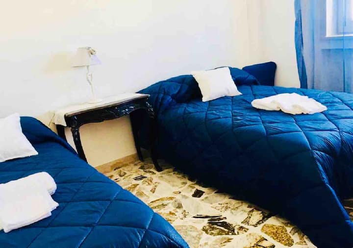 Dormitorio con una cama individual y media y una cama matrimonial