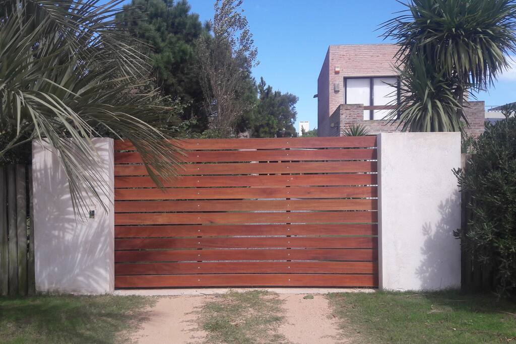 Entrada con portero eléctrico.