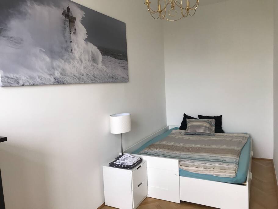Schlafzimmer mit ausziehbarem Bett