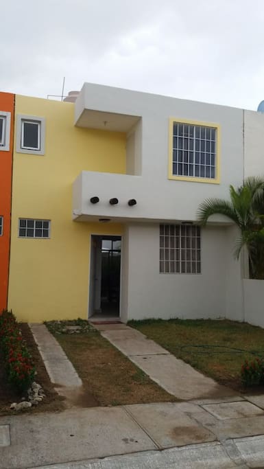 vista de la casa exterior. con estacionamiento