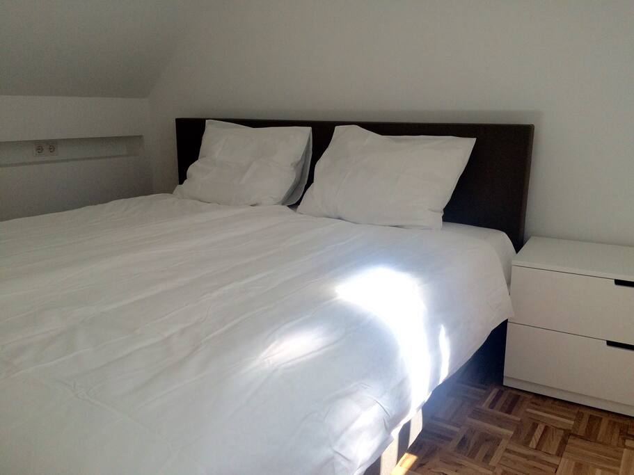 Slaapkamer 1: Tweepersoons bed (1.80x2.00m)