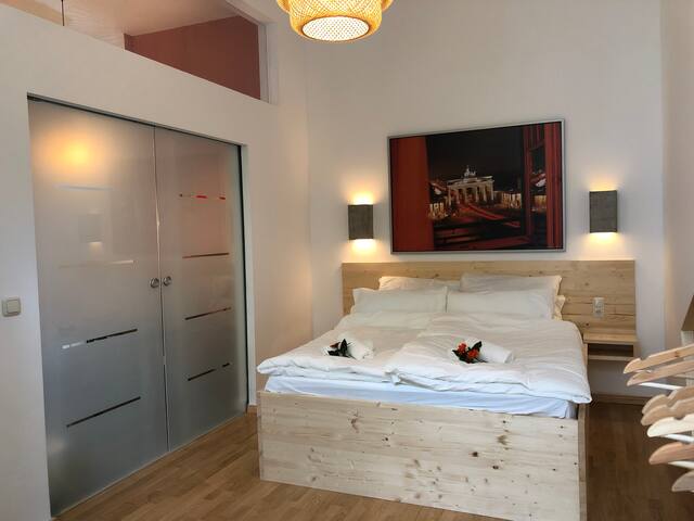 *NEW* Huge Design Loft, 6,5 rooms, 4 bath, central gallery image 5