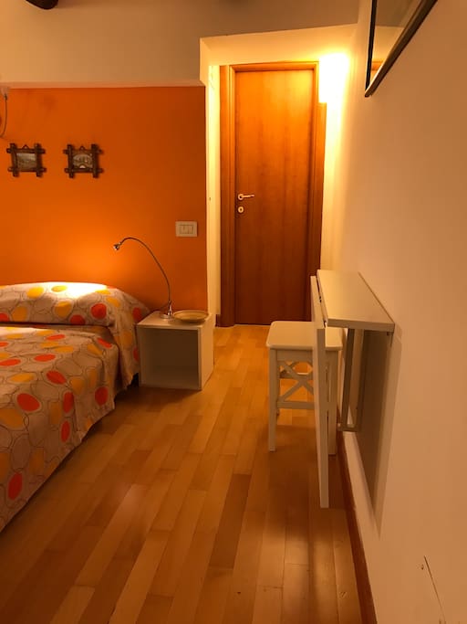 Orange Room (camera matrimoniale indipendente con piccola scrivania)