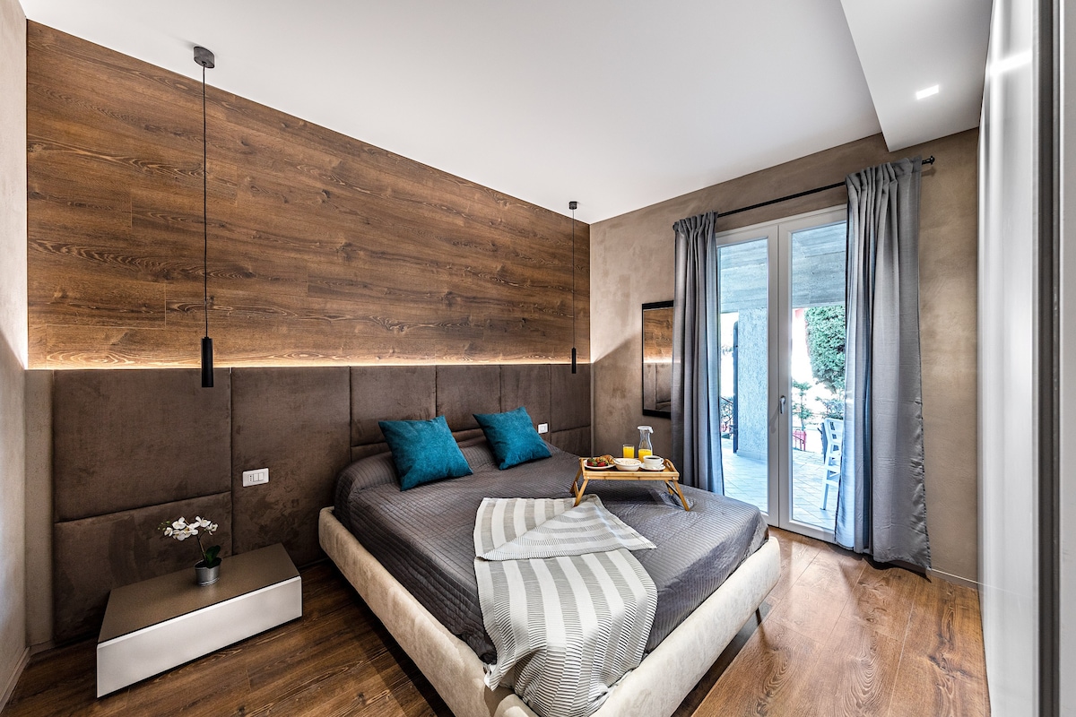 Guide to the best airbnbs in Sirmione Lake Garda, Italy. Beautiful apartments, houses with lake view, private pool or beach access. Plus tips on how to get to Sirmione, the best airport for Lake Garda and other essential travel tips for Italy. #largodigarda | Where To Stay In Lake Garda | Best Hotels In Sirmione Italy | Places To Visit In Sirmione Italy | Italy Travel Guide | Sirmione italy things to do | Sirmione Italy Beautiful Places | Grand Hotel Terme Sirmione | Sirmione Lake Garda Hotels  | Where To Stay In Lake Garda | Best Hotels In Sirmione Italy | Best Airbnbs In Sirmione Italy