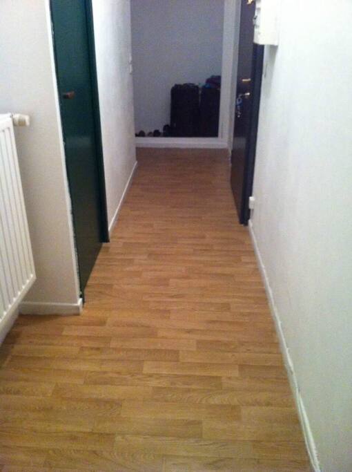 Couloir menant à la chambre.