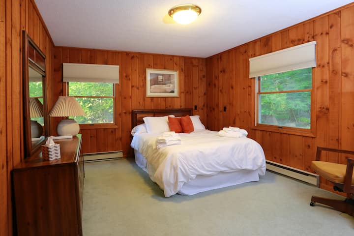 Ghorofa ya 2 Master Bedroom na bafu binafsi na kitanda cha ziada cha siku.  Anaweza kulala wanandoa na mtoto kwa urahisi.