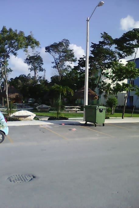 Frente a hermoso Parque